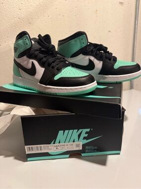 Nike Kids Mid-Top Sneakers in Mint/Black/White